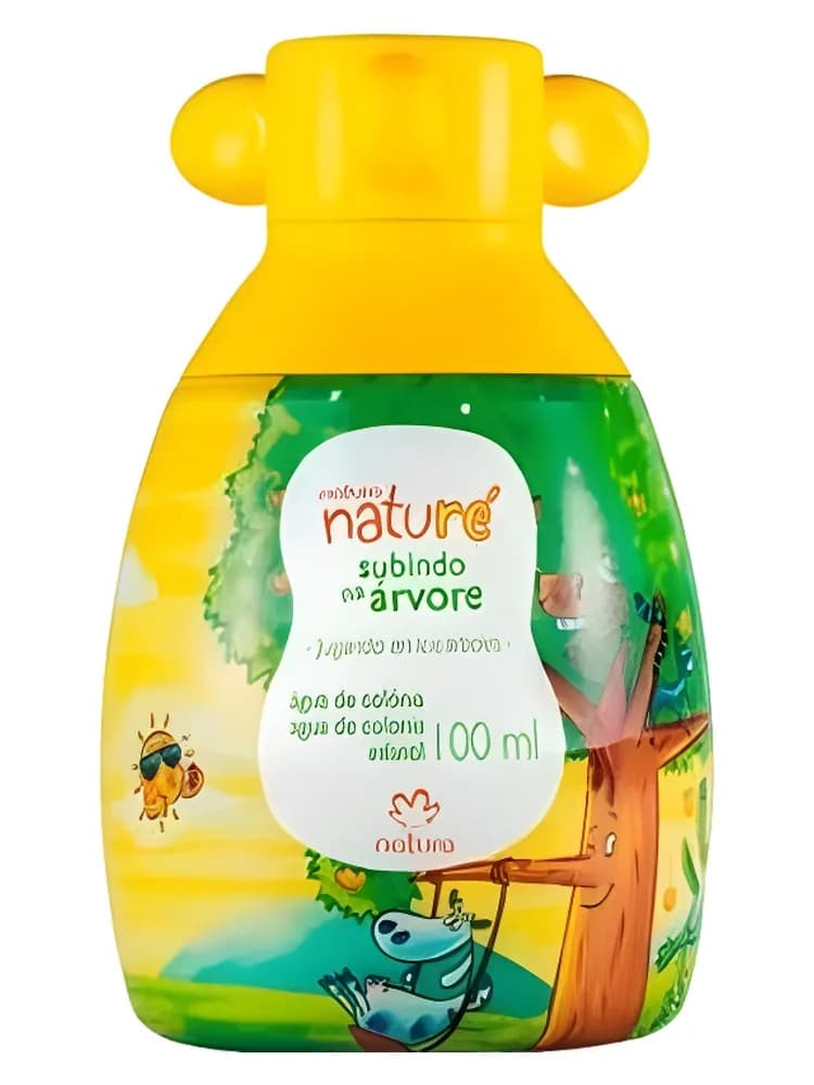 Naturé Subindo Na Árvore